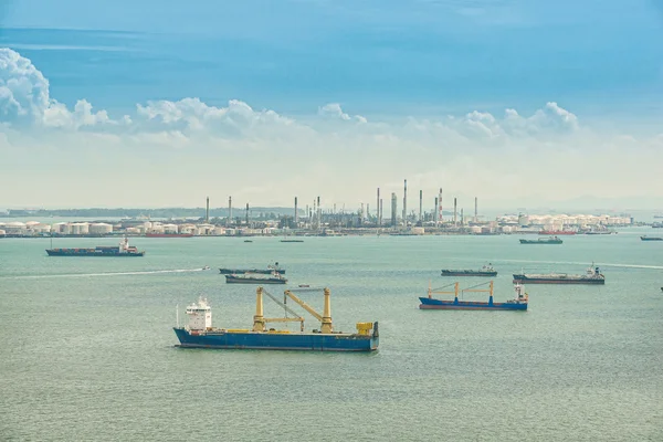 Refinaria de petróleo e navio petroleiro no mar, Singapura — Fotografia de Stock