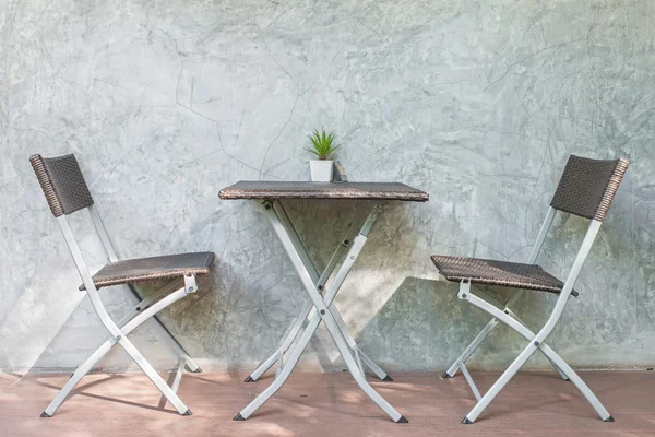 Silla y mesa en el patio de madera y la pared loft en el fondo —  Fotos de Stock