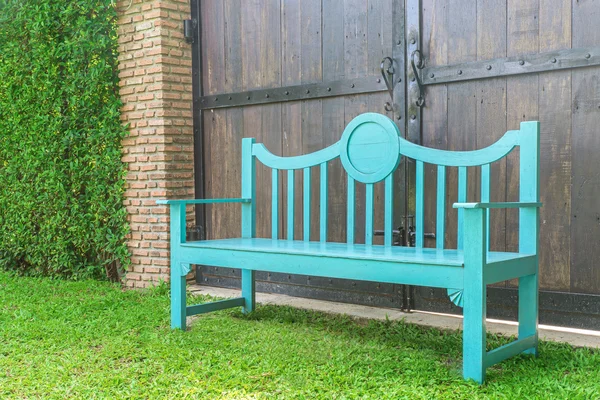 Aqua Bench nel verde del giardino — Foto Stock