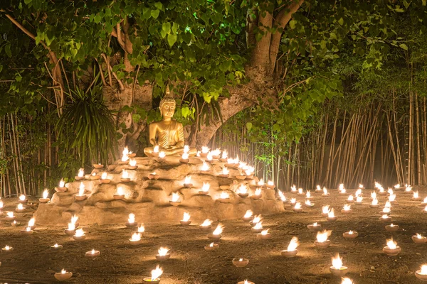 Velas de fuego monje budista al Buda con hermoso reflejo de agua en el templo de Phan Tao, Chiangmai, Tailandia —  Fotos de Stock