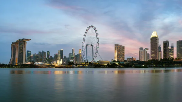 Ciudad de Singapur en el crepúsculo dramático, Asia . —  Fotos de Stock