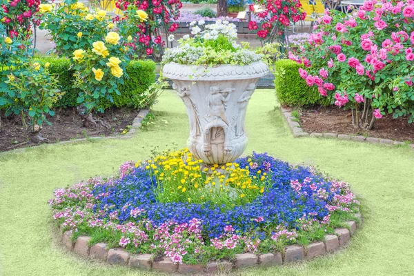 Parkta çiçekli vazo — Stok fotoğraf