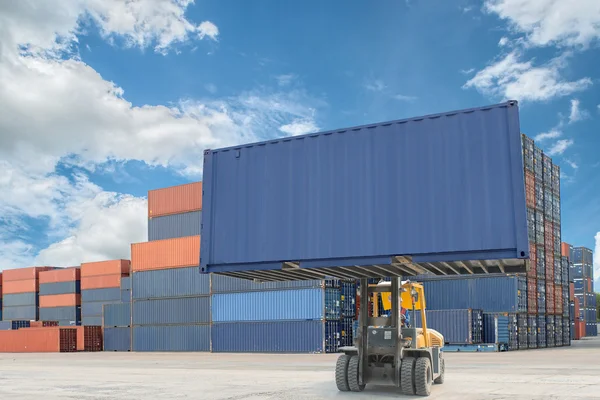 Vorkheftruck container vak laden naar truck in importeren Circulars behandeling — Stockfoto