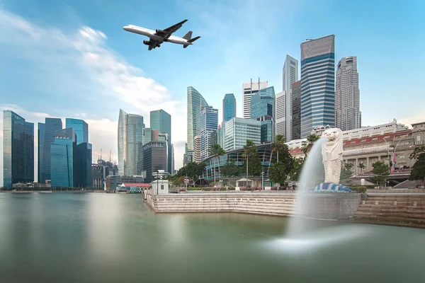 Viajes, concepto de transporte - Avión volando sobre la ciudad de Singapur en la mañana —  Fotos de Stock