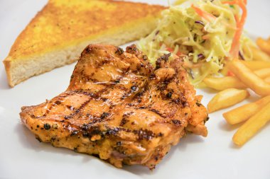 Patates kızartması, salata ve ekmek tavuk biftek servis