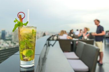 Mojito'de çatı katı barı tabloda kokteyl