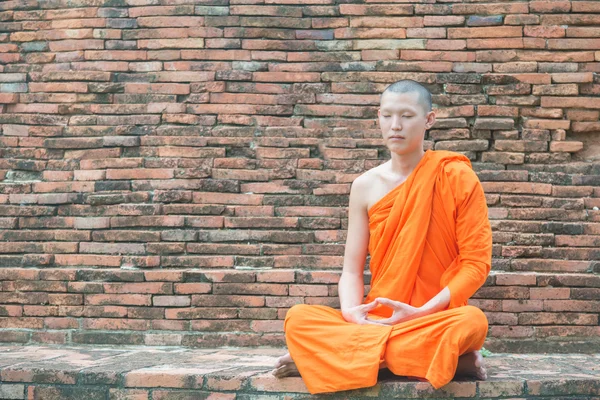 Thai monk meditation at temple in Ayutthaya, Thailand — Stock Photo, Image