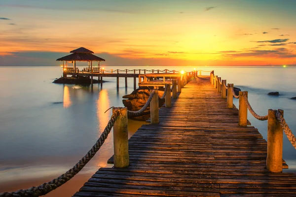 Concepto de verano, viajes, vacaciones y vacaciones - Muelle de madera betwe —  Fotos de Stock