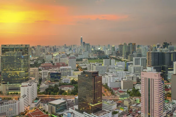 Paesaggio urbano nel cuore di Bangkok di notte, Thailandia — Foto Stock