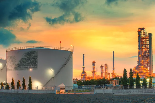 Przemysłu petrochemicznego roślin (rafinerii ropy naftowej) w zmierzchu — Zdjęcie stockowe