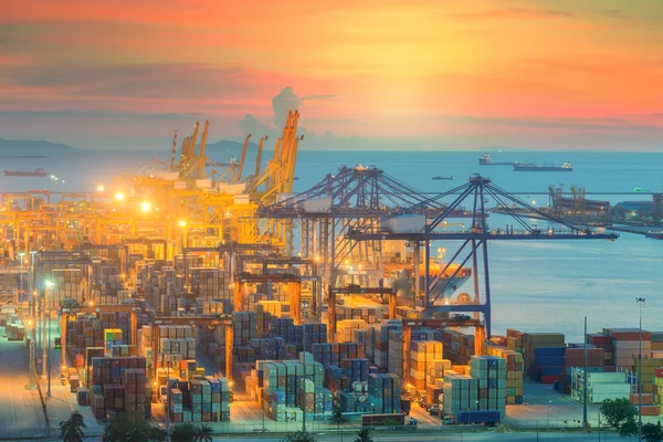 Kontenerów przemysłowych statek towarowy z pracy żurawia most w stoczni w zmierzchu logistyczne import eksport tła — Zdjęcie stockowe