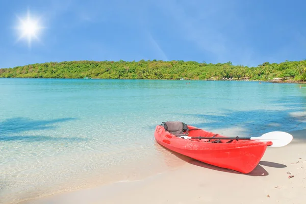 Summer, Travel, Vacation and Holiday concept - Kayak rossi sulla spiaggia tropicale, Thailandia — Foto Stock