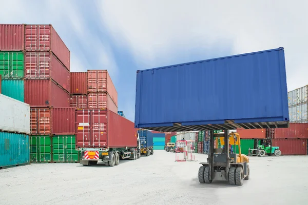 叉车处理货柜箱荷载对进口农产品的卡车 — 图库照片