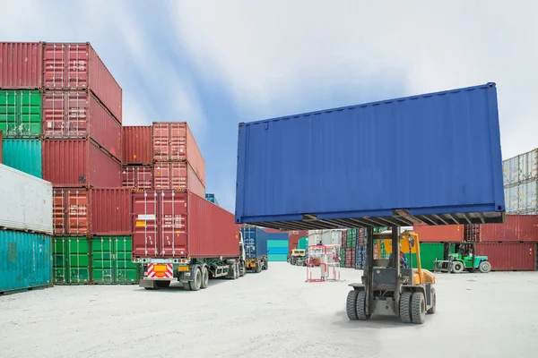 Forklift handling container box loading to truck in import expor — Stock Photo, Image