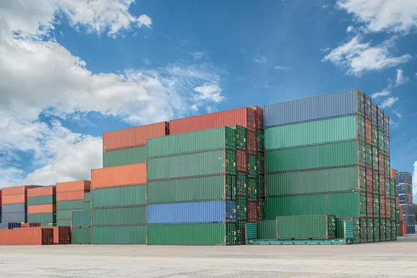 Stapel van lading tanks bij de dokken — Stockfoto