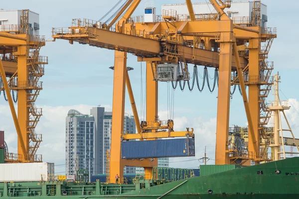 Container operation in sea port — Stock Photo, Image
