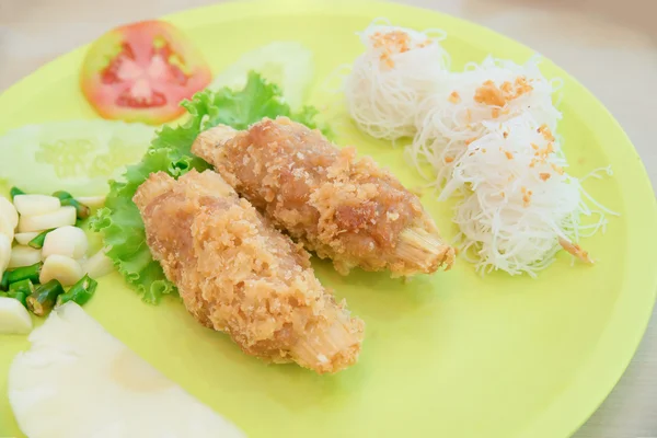 Camarão de comida vietnamita em torno da cana-de-açúcar — Fotografia de Stock