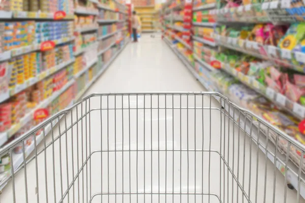 Compras en supermercado con carrito —  Fotos de Stock