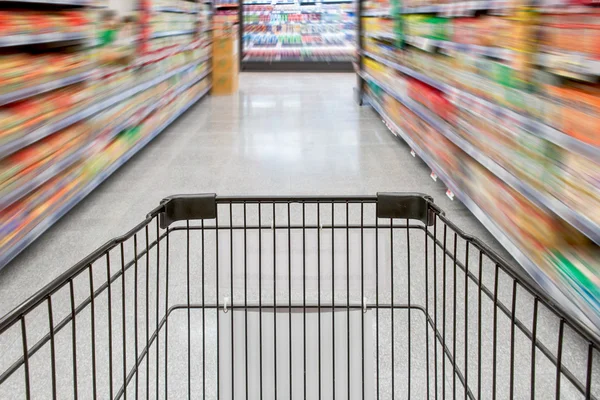 Compras en supermercado con carrito —  Fotos de Stock