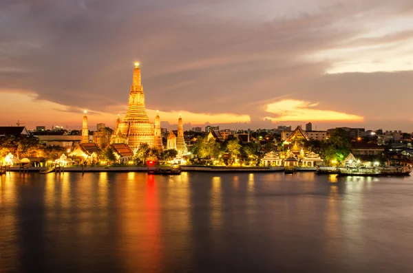 Noční pohled na chrám Wat Arun a řeky Chao Phraya, Bangkok, Th — Stock fotografie