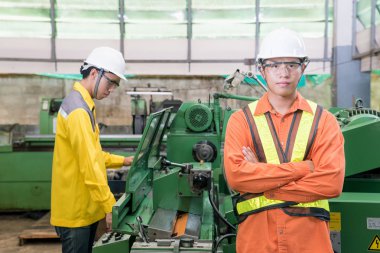 Asya Makina fabrikasında çalışan mühendis