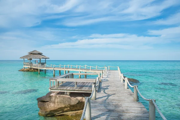 Verano, Viajes, Vacaciones y Concepto de vacaciones - Muelle de madera en Ph — Foto de Stock