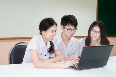 C tek tip E-eğitimde Laptop ile Asya öğrenci grubu