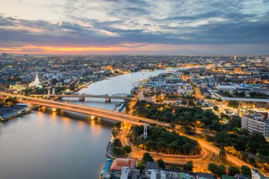 Bangkok Chao Phraya Nehri boyunca güzel manzarası alacakaranlıkta, T
