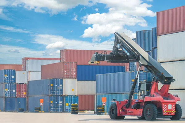 Vorkheftruck container vak laden naar truck in importeren Circulars behandeling — Stockfoto