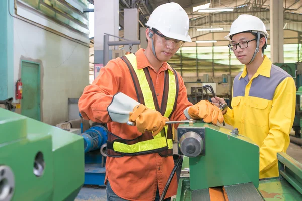 Maskinlära reparera svarv maskin i fabriken — Stockfoto