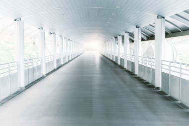 Şehir merkezindeki yaya üstgeçidi boş
