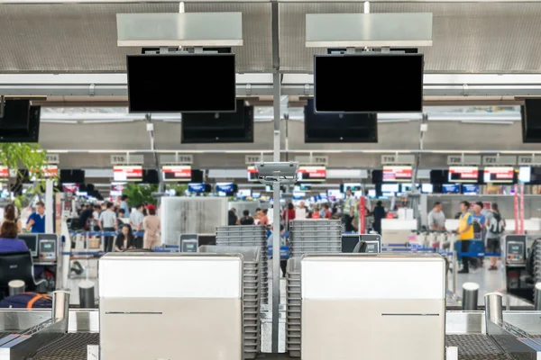 Leerer öffentlicher Check-in-Bereich eines Flughafens — Stockfoto