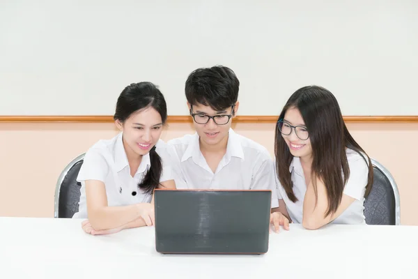 Grupo de estudiantes asiáticos en uniforme E-learning a través del ordenador portátil en c —  Fotos de Stock