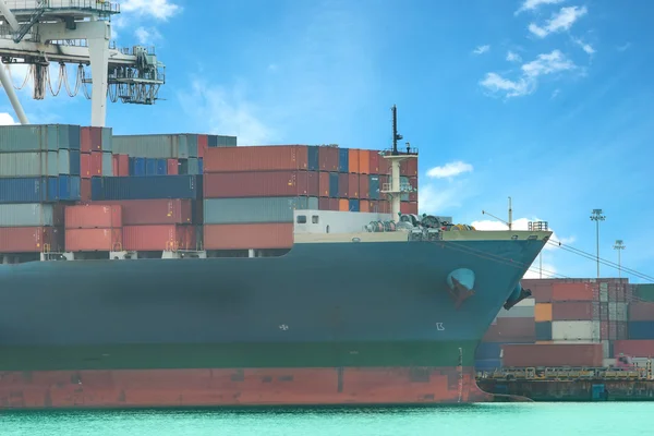 Industriële container lading vrachtschip met kraan bridg werken — Stockfoto