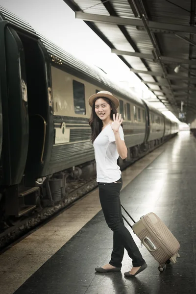 美しい若いアジア女性、luggag を引っ張って旅行のショット — ストック写真