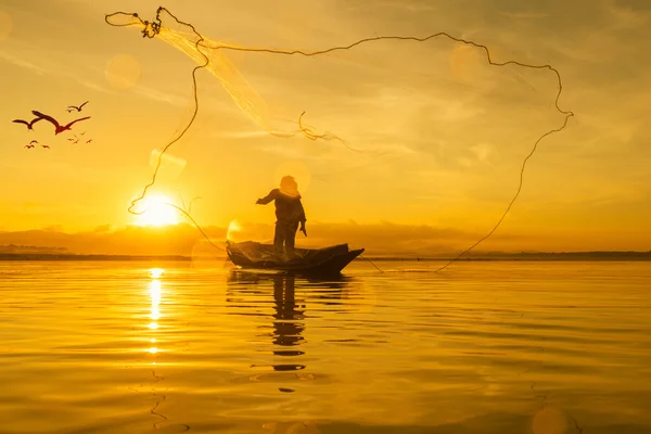 Balıkçı balıkçılık Gölü sabah, Tayland. — Stok fotoğraf