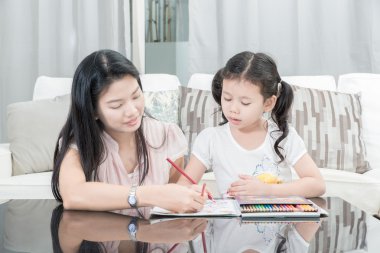 Anne ve kızı evde çizim