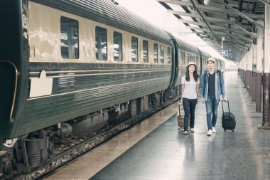 Asya turist tren istasyonunda bekleyen birkaç