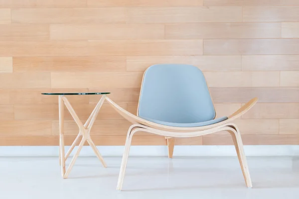 Cadeira moderna e mesa com parede de madeira na sala de estar — Fotografia de Stock