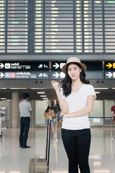 かなりアジアの若い女性旅客空港で。(色のトーン — ストック写真