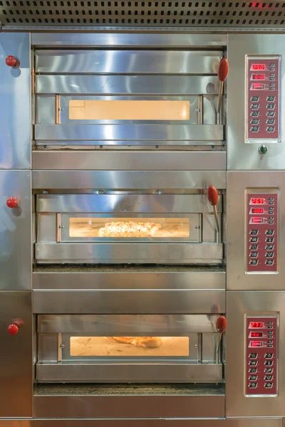 Pão rolos assar no forno em uma cozinha comercial — Fotografia de Stock