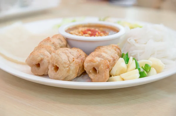 Nam-Nuang Vietnamita fusão de alimentos com ervas e vegetais — Fotografia de Stock