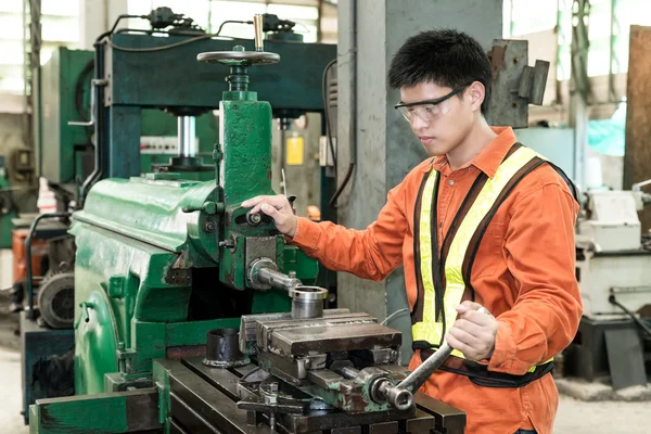 Mechanical Engineering control lathe machine in factory — Stock Photo, Image