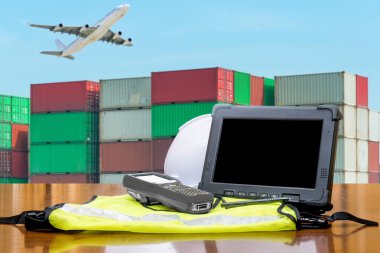 Lojistik kavramı konteynerler kontrol engebeli bilgisayar tablet