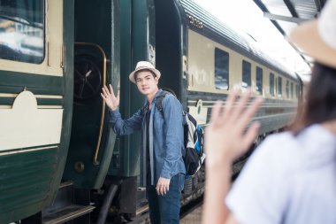 Asya yakışıklı genç kız tren stat için veda