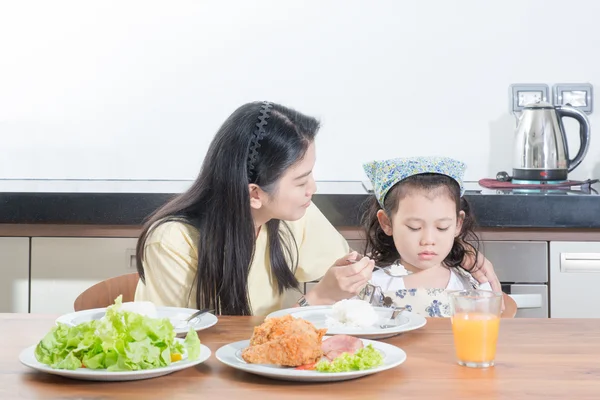 Asiática chica niños con expresión de disgusto contra comer arroz whil — Foto de Stock