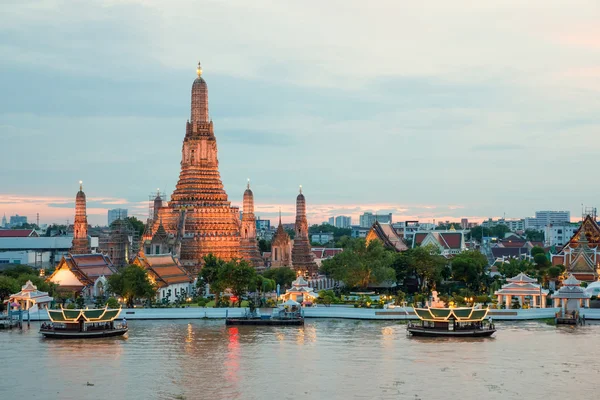 Wat Arun e nave da crociera nella notte, città di Bangkok, Thailandia — Foto Stock