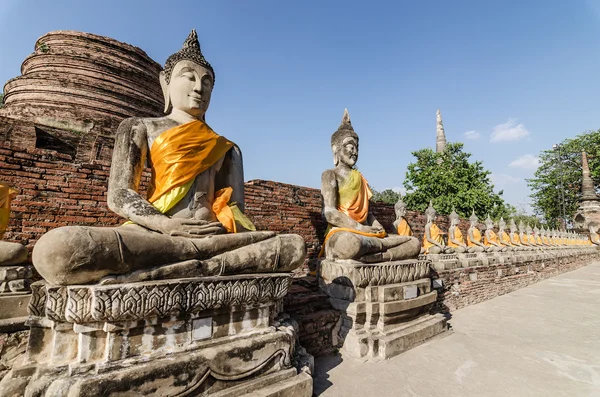 Hizalanmış Buda heykelleri Wat Yai Chaimongkol Ayutthaya, Thailan — Stok fotoğraf