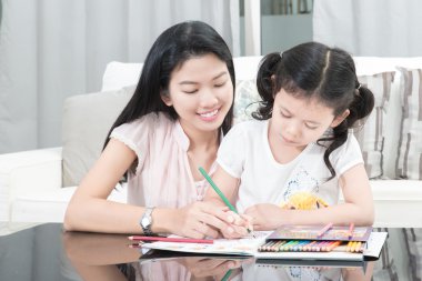 Aile, çocuk ve mutlu insanlar kavramı - anne ve kızı