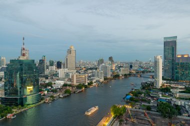 Bangkok Chao Phraya Nehri boyunca güzel manzarası alacakaranlıkta, T